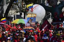 Des employés de PDVSA participent à une marche "anti-impérialiste" devant le palais présidentiel à Caracas, le 31 janvier 2019 pour dénoncer les sanctions américaines