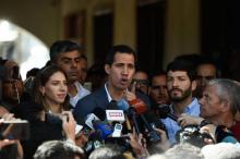 L'opposant vénézuélien Juan Guaido, reconnu par une cinquantaine de pays comme président intérimaire du Venezuela, parle à la presse le 10 février 2019 à la sortie d'une messe à Caracas