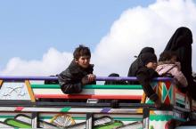 Des femmes et enfants ayant quitté le dernier réduit du groupe Etat islamique (EI) en Syrie sont transportés en camion vers un camp de déplacés, le 22 février 2019