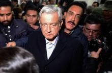 Le président mexicain Andres Manuel Lopez Obrador (c) arrive à Tlahuelilpan après l'incendie meurtrier d'un oléoduc, le 19 janvier 2019
