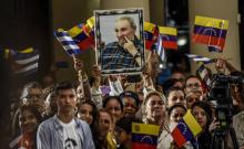 Des partisans du président vénézuélien Nicolas Maduro brandissent des drapeaux de Cuba et un portrait de Fidel Castro, le 26 novembre 2016, au lendemain de la mort du leader cubain