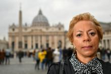 Denise Buchanan, Jamaïcaine violée par un prêtre quand elle avait 17 ans, pose devant la basilique Saint-Pierre du Vatican, le 18 février 2019