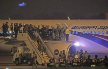 Pompiers et forces spéciales autour de l'avion qui a fait l'objet d'une tentative de détournement, après avoir donné l'assaut, le 24 février 2019 sur le tarmac de l'aéroport de Chittagong, au Banglade