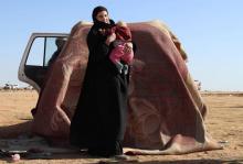 Léonora, une Allemande de 19 ans ayant rallié le groupe Etat islamique en 2015, avec son enfant, près de Baghouzen Syrie, le 31 janvier 2019