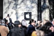 Devant l'Apple Store des Champs Elysées à Paris, le jour de son ouverture, le 18 novembre 2017