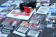Des panneaux disposés dans la rue par des employés de Mondadori France en octobre 2018 pour protester contre la menace de 700 licenciements en cas de rachat par Reworld Media, dont l'offre d'achat a é