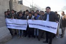 D'anciens interprètes afghans de l'armée française manifestent devant les murs de l'ambassade de France à Kaboul le 10 janvier 2017 pour réclamer un visa pour la France