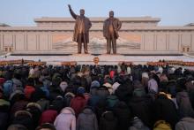 Des Nord-Coréens s'inclinent devant les statues de Kim Il Sung et Kim Jong Il, le 16 février 2019 à Pyongyang