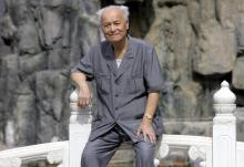 Li Rui, alors âgé de 89 ans, pose pour une photo lors d'une interview à Pékin le 5 septembre 2006