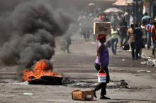 Des pneus incendiés par des manifestants haïtiens brûlent à Port-au-Prince le 17 février 2019