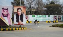 Des portraits du Premier ministre pakistanais Imran Khan (d) et du prince héritier saoudien Mohammed ben Salmane (g) avant son arrivée au Pakistan, le 15 février 2019 à Islamabad
