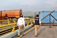 Photo fournie le 5 février 2019 par les services de l'immigration colombiens montrant le pont de Tienditas, qui relie Cucuta (Colombie) à Urena (Venezuela), barré par un camion-citerne et un conteneur