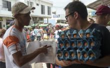 Un migrant vénézuélien et malade du sida Giovanni Jose Plaza (g) demande de l'argent aux passants dans la rue à Cucuta (Colombie) pour pouvoir acheter des médicaments, introuvables au Venezuela