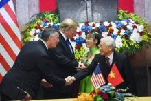 Le président américain Donald Trump et son homologue vietnamien Nguyen Phu Trong (d), le patron de la branche aviation civile de Boeing Kevin McAllister et la patron de VietJen Nguyen Thi Phuong (2e d