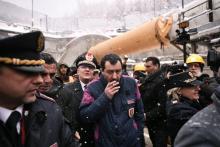 Le ministre italien de l'Intérieur Matteo Salvini porte un uniforme de la police en fumant une cigarette lors d'une visite du site de construction de la ligne à grande vitesse entre la France et l'Ita