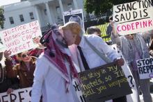 Des manifestants déguisés en Donald Trump et Mohammed ben Salmane, le prince héritier saoudien, font semblant de s'embrasser lors d'une manifestation le 19 octobre 2019 devant la Maison Blanche pour r