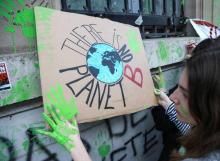 Manifestation de jeunes gens devant le ministère de l'Environnement à Paris, le 15 février 2019, pour protester contre le réchauffement climatique