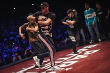 Des danseurs s'affrontent en breakdance dans le cadre de la "Seine Musicale", le 23 février 2019 à Boulogne-Billancourt