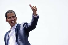 Le chef de l'opposition vénézuélienne Juan Guaido, qui salue ses partisans le 2 février 2019, a été reconnu président par intérim par une dizaine de pays européens