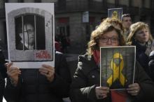 Des manifestants brandissent des photos des indépendantistes catalans détenus, lors d'une manifestation à Barcelone le 1er février 2019.