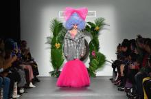 Un mannequin en perruque défile lors de la présentation du duo canadien Laurence and Chico jeudi, dans le cadre de la Semaine de la mode new-yorkaise