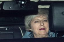 La Première ministre britannique Theresa May quitte le Parlement de Londres le 14 février 2019 après un vote défavorable qui fragilise sa position à Bruxelles pour tenter d'obtenir une modification de