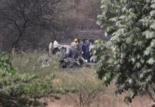 Des enquêteurs indiens inspectent les débris du Mirage 2000 qui s'est écrasé peu après son décollage de Bangalore, le 1er février 2019