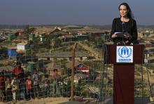 L'actrice américaine Angelina Jolie, envoyée spéciale du Haut-Commissariat pour les réfugiés de l'ONU, parle à la presse sous l'oeil de jeunes réfugiés rohingyas lors de sa visite au camp de Kutupalon