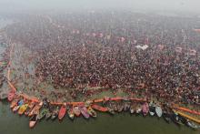 Photo aérienne prise le 4 février 2019 de fidèles hindous s'immergeant à la confluence du Gange et de la Yamuna à Allahabad (État d'Uttar Pradesh, nord de l'Inde), à l'occasion du Kumbh Mela