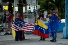 Des drapeaux vénézuéliens, américains et européens près de la résidence de Donald Trump de Mar-a-Lago, en Floride, le 3 février 2019