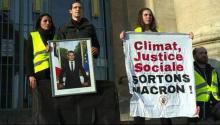 Capture d'écran d'une vidéo de l'AFPTV montrant des militants du climat après avoir décroché un portrait officiel d'Emmanuel Macron de la mairie du Ve arrondissement, le 21 février 2019 à Paris