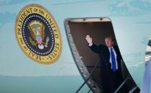 Donald Trump embarque à bord de l'avion présidentiel Air Force One, le 25 février 2019, près de Washington