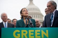 L'élue à la Chambre des représentants Alexandria Ocasio-Cortez et le sénateur Ed Markey (droite), dévoilent un plan environnemental, le "Green new deal", devant le Capitole à Washington le 7 février 2