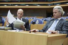 Une photographie remontant au 4 avril 2013 montre l'ancien député Joram van Klaveren (à gauche) siégeant au côté du leader d'extrême droite néerlandais Geert Wilders, au parlement de La Haye.