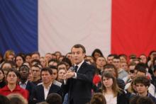 Le président Emmanuel Macron débat avec des jeunes à Etang-sur-Arroux (Saône-et-Loire), le 7 février 2019