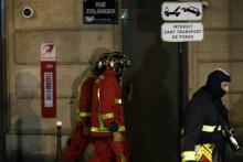 Des pompiers interviennent dans l'incendie d'un immeuble qui a fait sept morts dans le 16e arrondissement de Paris dans la nuit du 4 au 5 février 2019