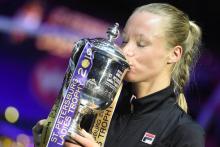 La Néerlandaise Kiki Bertens embrasse son trophée après sa victoire sur le tournoi de Saint-Pétersbourg le 3 février 2019
