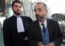 Le maire de Béziers Robert Ménard (proche du RN) et son avocat Sébastien Journe au tribunal correctionnel de Bordeaux le 15 février 2019