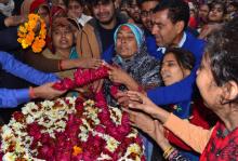 Des proches d'un paramilitaire tué dans un attentat au Cachemire lors de ses funérailles à Agra le 16 février 2019