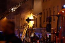 Des pompiers tentent de maîtriser un incendie dans un immeuble à Lyon, le 9 février 2019