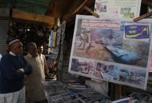 Des Pakistanais regardent les journaux sur les tensions avec l'Inde, le 28 février 2019 à Karachi