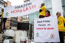 Des membres de l'ONG "Les Amis de la Terre" dénoncent les méthodes du géant de la vente sur internet Amazon devant son siège social français à Clichy, le 23 novembre 2018