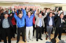 Des Japonais lisent dans la presse le résultat d'un référendum sur le déplacement d'une base militaire américaine à Okinawa le 24 février 2019
