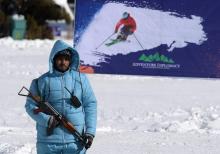 Un garde de sécurité pakistanais lors d'une compétition de ski organisée dans la stations de Naltar, le 29 janvier 2019