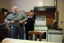 Vonnick Guibout, auxiliaire de vie à domicile, aide un homme âgé à s'habiller à Dingsheim, en Alsace, le 25 janvier 2019