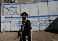 Un colon israélien armé à Hébron le 3 novembre 2018 près du Tombeau des Patriarches, un lieu saint pour les juifs et musulmans.