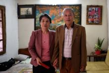 Le Vietnamien Pham Ngoc Can (D) et son épouse nord-coréenne Ri Yong Hui dans leur maison, à Hanoï le 13 février 2019
