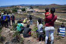Des Vénézuéliens, à la frontière entre le Brésil et le Venezuela, regardent en direction de leur pays, le 25 février 2019 à Pacaraima
