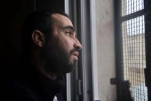 Un homme syrien souffrant de troubles mentaux regarde par une fenêtre dans le centre spécialisé Al-Waalan, à al-Dana, dans la province syrienne d'Idleb (nord-ouest), le 14 février 2019