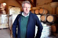 Le vigneron britannique Gavin Quinney pose dans sa propriété à Créon, en Gironde, le 13 février 2019